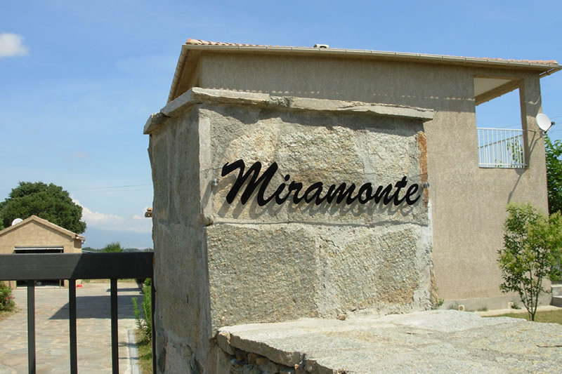 Einfahrt Haus Villa Miramonte Schild